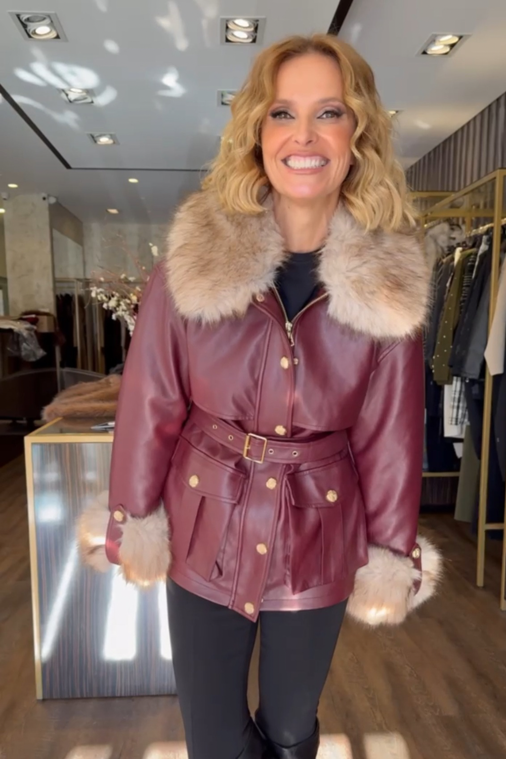 CASACO ECOPELE COM CINTO & PORMENORES EM PELO | SPACCIO BY CRISTINA