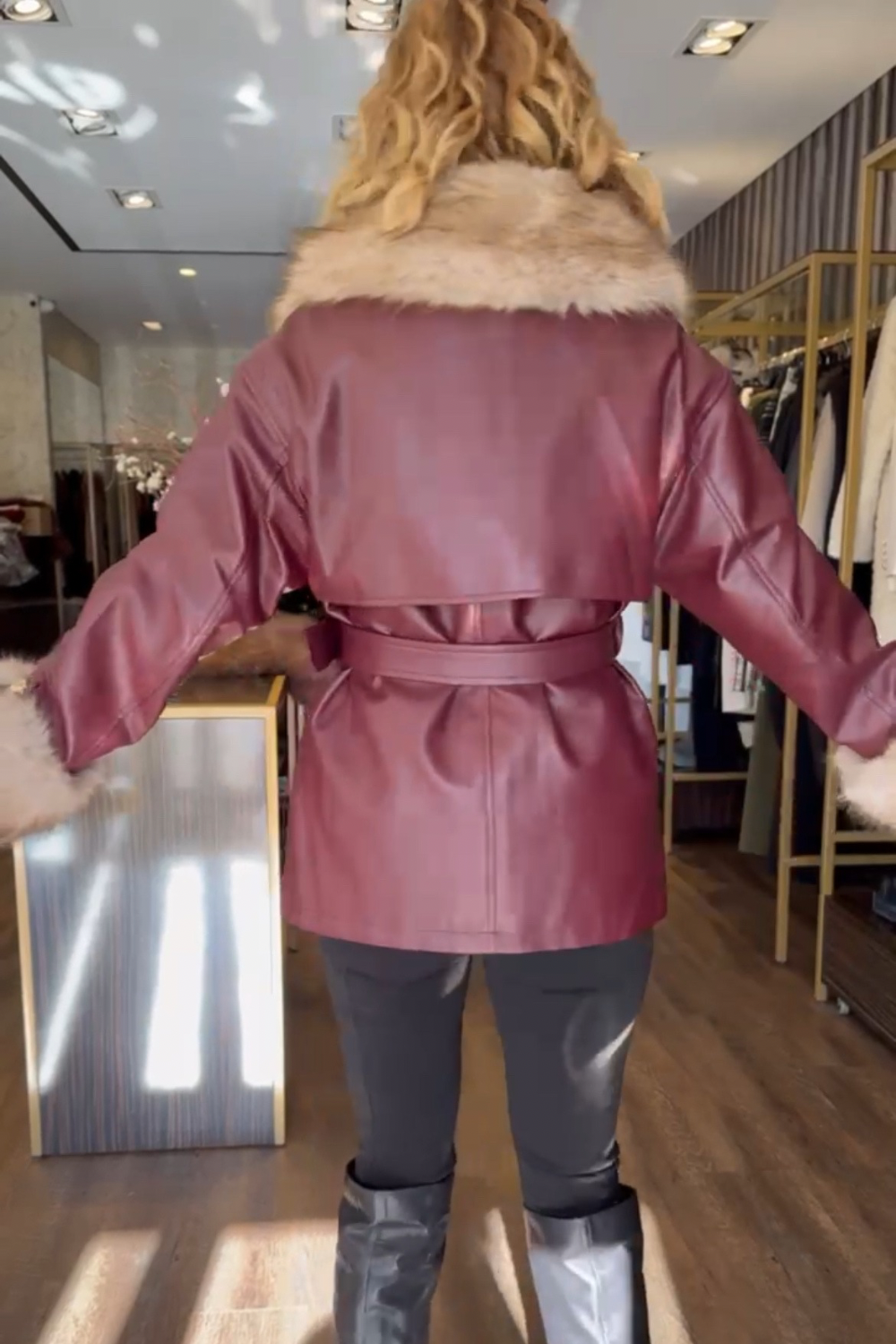 CASACO ECOPELE COM CINTO & PORMENORES EM PELO | SPACCIO BY CRISTINA