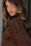 BLUSA BORDADA COM GOLA SUBIDA | SPACCIO BY CRISTINA
