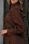 BLUSA BORDADA COM GOLA SUBIDA | SPACCIO BY CRISTINA