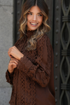 BLUSA BORDADA COM GOLA SUBIDA | SPACCIO BY CRISTINA