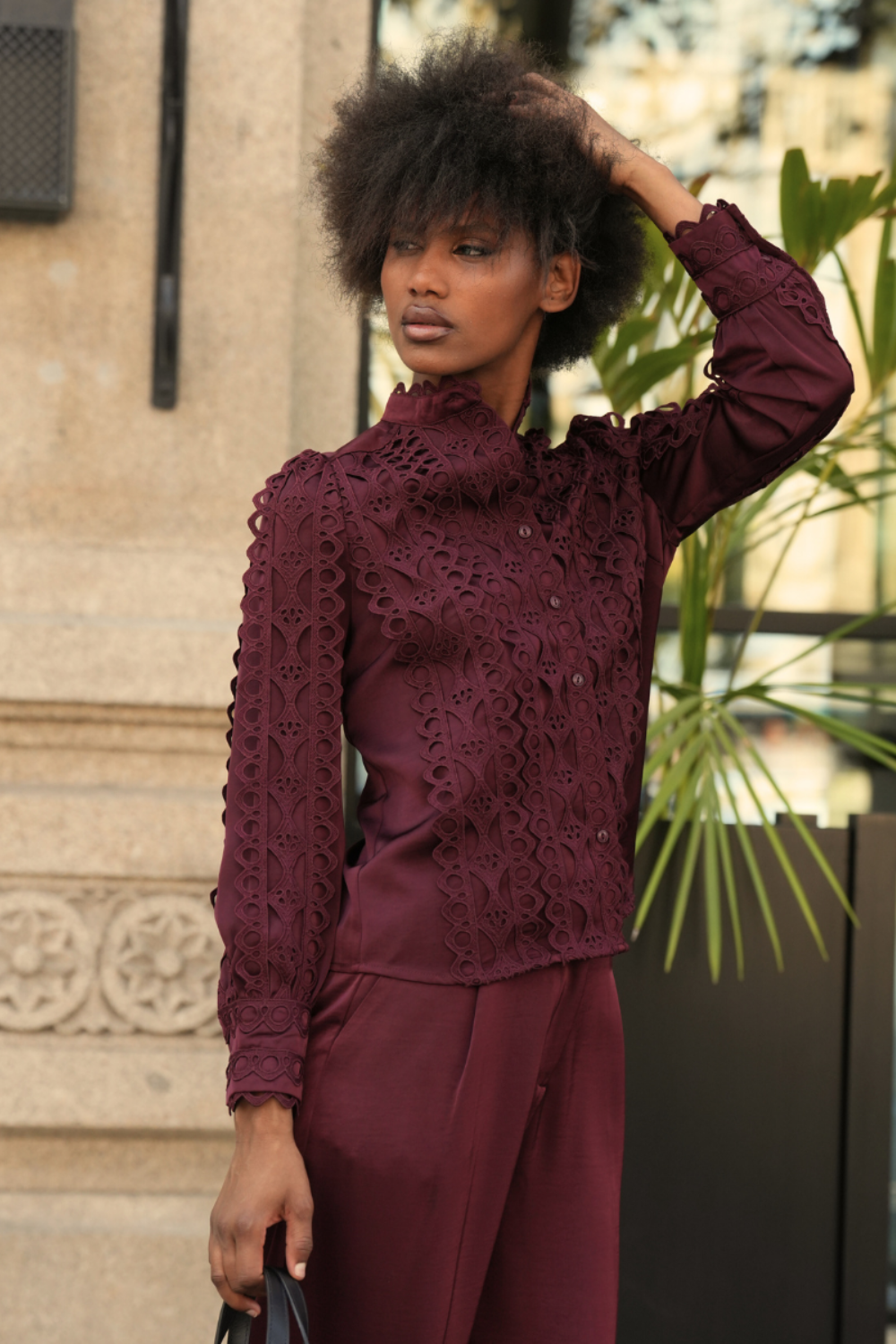 BLUSA BORDADA COM GOLA SUBIDA | SPACCIO BY CRISTINA