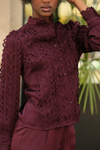 BLUSA BORDADA COM GOLA SUBIDA | SPACCIO BY CRISTINA