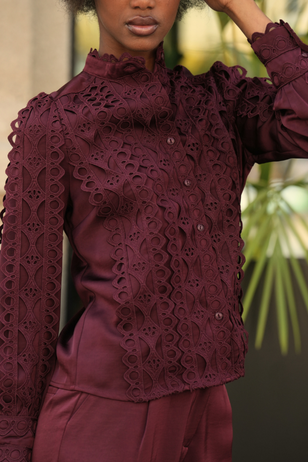 BLUSA BORDADA COM GOLA SUBIDA | SPACCIO BY CRISTINA