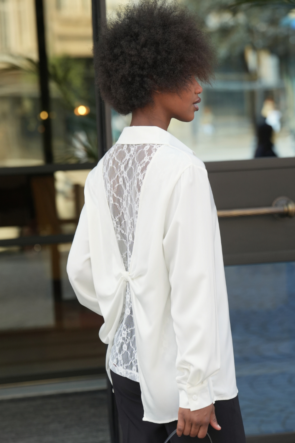 CAMISA COM APLICAÇÃO DE RENDA | SPACCIO BY CRISTINA