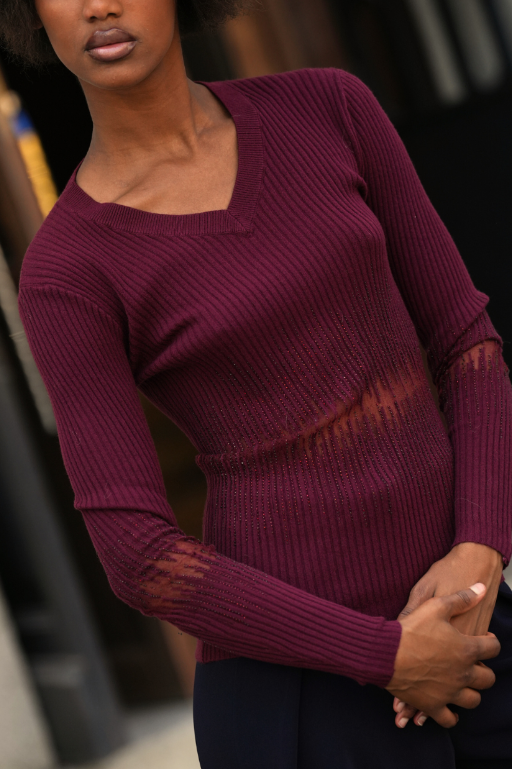 CAMISOLA COM TRANSPARÊNCIAS & APLICAÇÃO DE BILHO
