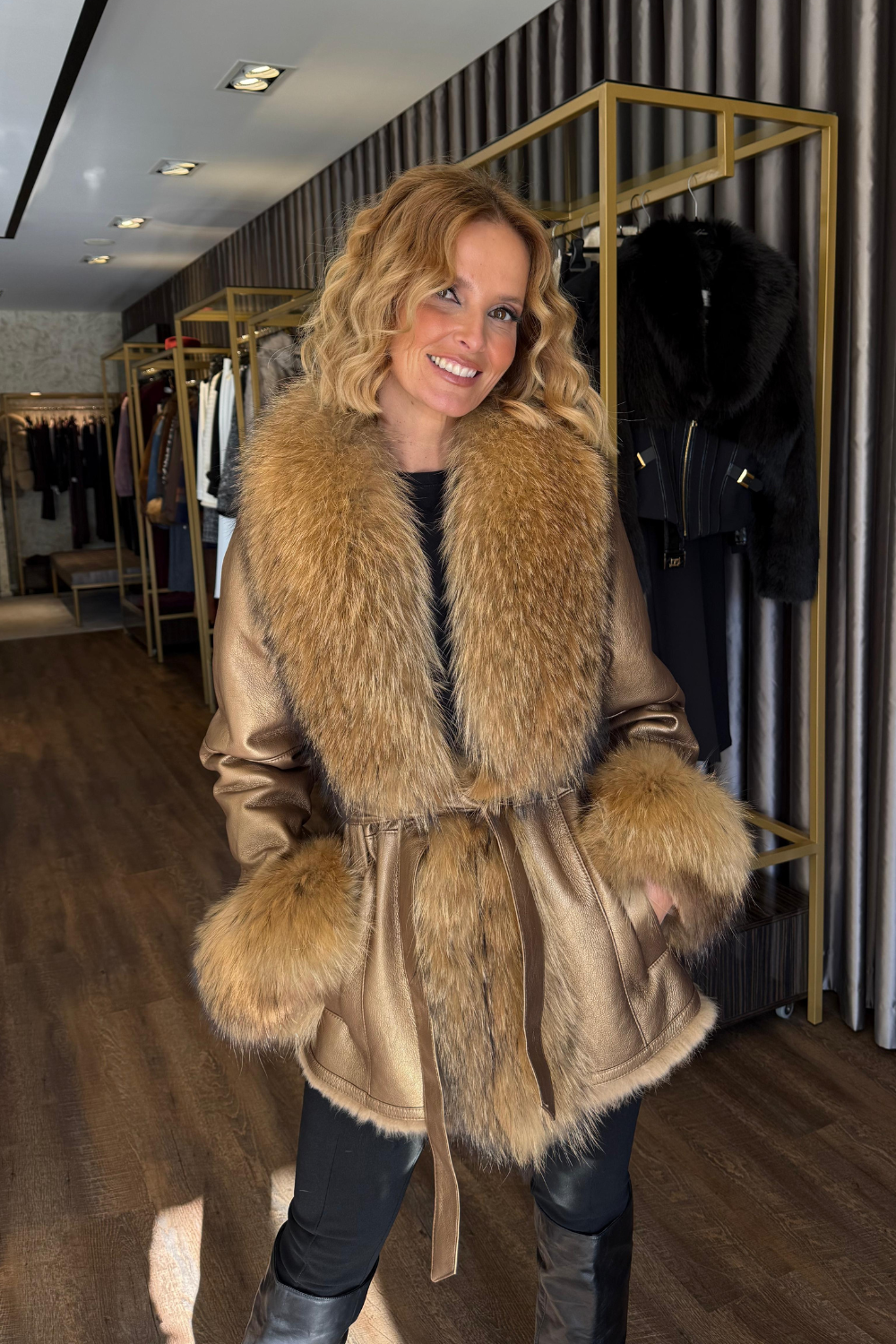 CASACO DOURADO COM PÊLO | LOCOLUXO