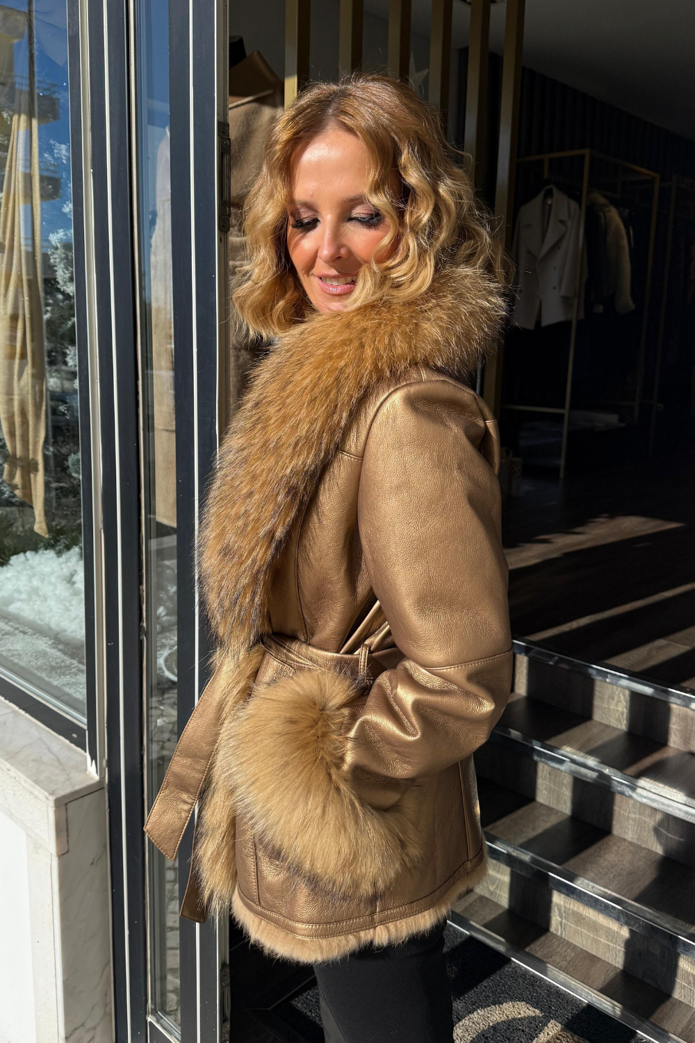 CASACO DOURADO COM PÊLO | LOCOLUXO