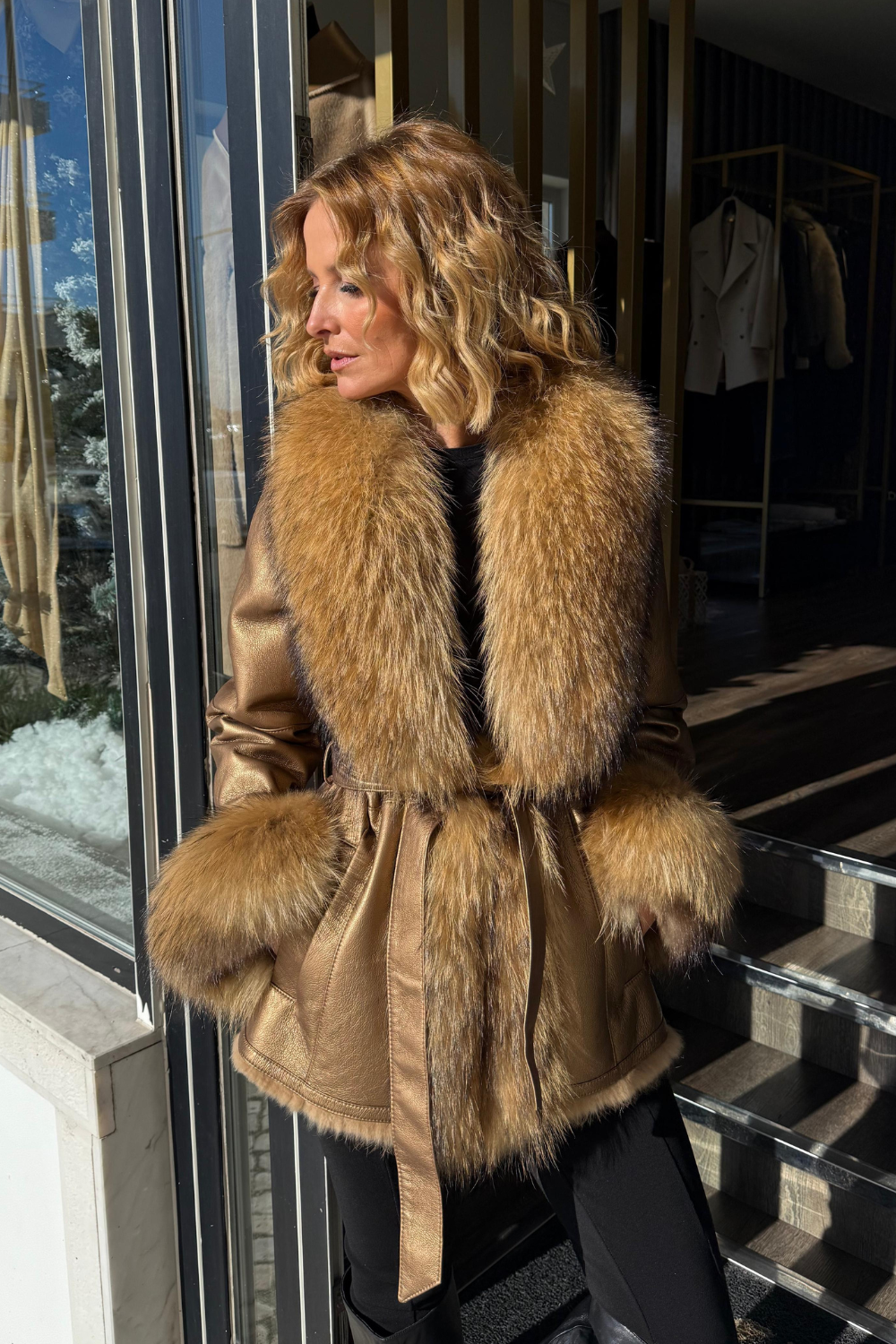 CASACO DOURADO COM PÊLO | LOCOLUXO