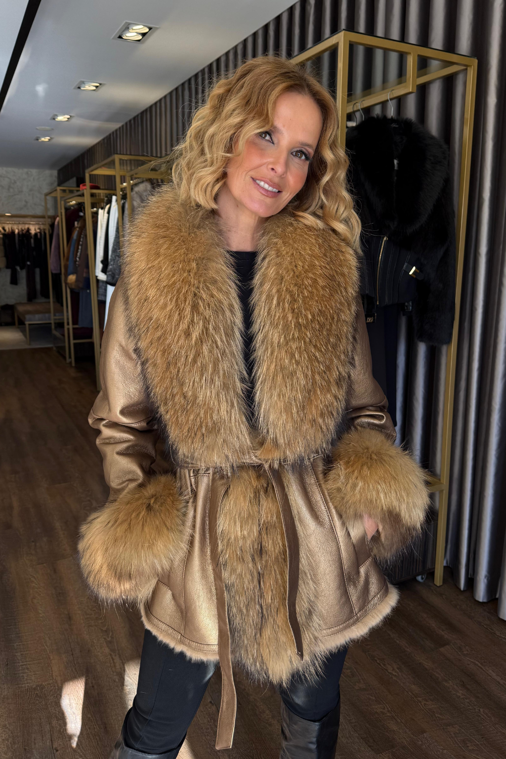 CASACO DOURADO COM PÊLO | LOCOLUXO