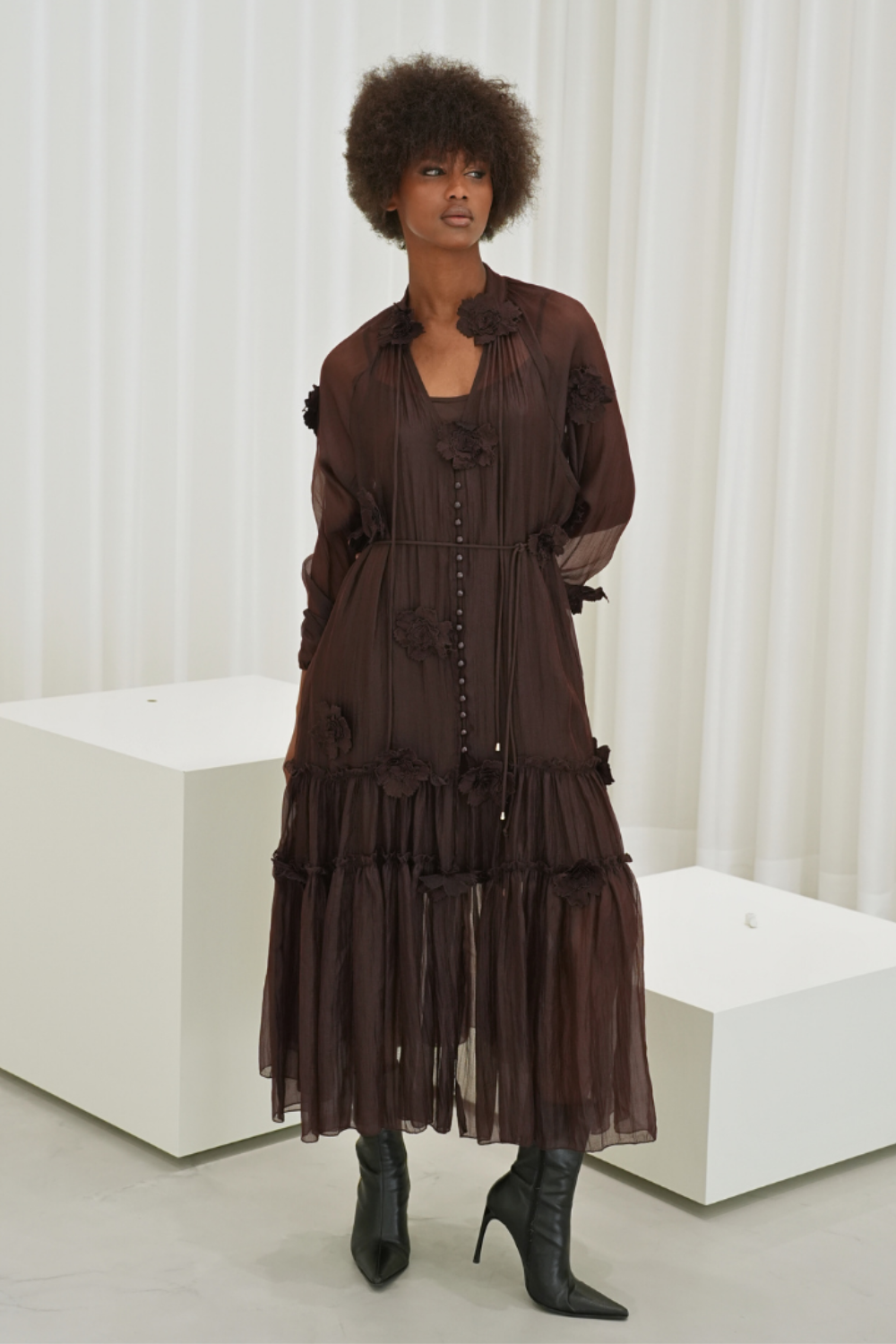 VESTIDO LONGO TEXTURADA COM FLORES 3D | SPACCIO BY CRISTINA