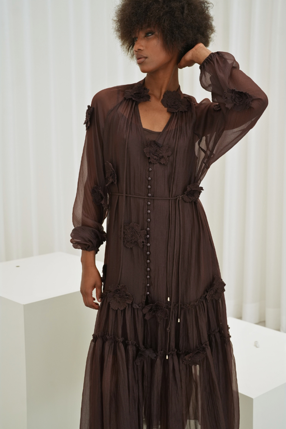 VESTIDO LONGO TEXTURADA COM FLORES 3D | SPACCIO BY CRISTINA